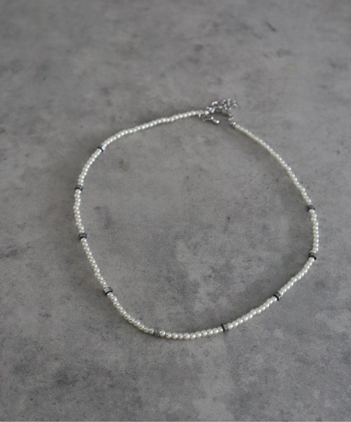 BARELY BLUE(ベアリーブルー)の「【 BARELY BLUE / ベアリーブルー 】 モノトーン ポイント ビーズ ネックレス(ネックレス・レディース・ホワイト/ブラック/ホワイト系その他/ブラック系その他・FREE)」の2枚目の写真