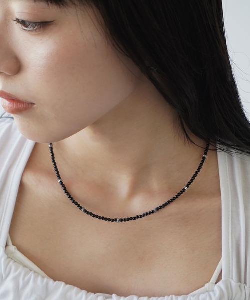 BARELY BLUE(ベアリーブルー)の「【 BARELY BLUE / ベアリーブルー 】 モノトーン ポイント ビーズ ネックレス(ネックレス・レディース・ホワイト/ブラック/ホワイト系その他/ブラック系その他・FREE)」の3枚目の写真