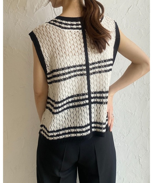 She's Closet（シーズクローゼット）の「ショート丈深Vネック透かし編みメッシュかぎ編みクロシェベスト（ベスト・レディース・アイボリー/ブラック/グレー・FREE）」の5枚目の写真