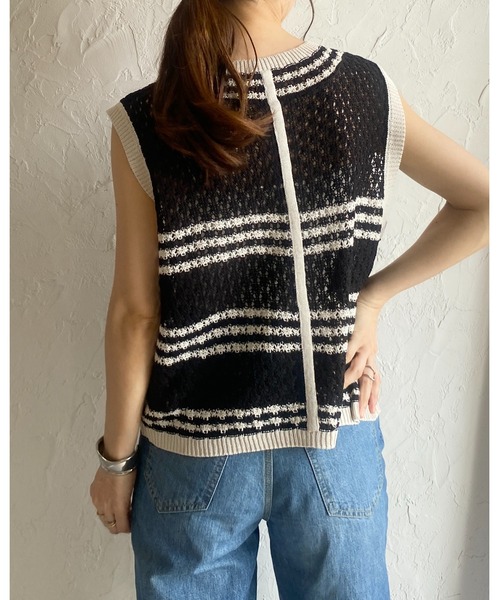 She's Closet（シーズクローゼット）の「ショート丈深Vネック透かし編みメッシュかぎ編みクロシェベスト（ベスト・レディース・アイボリー/ブラック/グレー・FREE）」の7枚目の写真