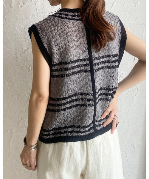 She's Closet（シーズクローゼット）の「ショート丈深Vネック透かし編みメッシュかぎ編みクロシェベスト（ベスト・レディース・アイボリー/ブラック/グレー・FREE）」の9枚目の写真