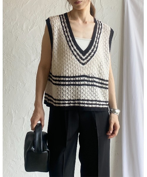 She's Closet（シーズクローゼット）の「ショート丈深Vネック透かし編みメッシュかぎ編みクロシェベスト（ベスト・レディース・アイボリー/ブラック/グレー・FREE）」の10枚目の写真