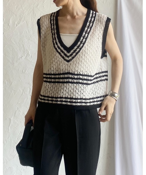 She's Closet（シーズクローゼット）の「ショート丈深Vネック透かし編みメッシュかぎ編みクロシェベスト（ベスト・レディース・アイボリー/ブラック/グレー・FREE）」の21枚目の写真
