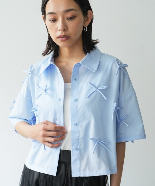 mili an deni(ミリアンデニ)の「リボンショート半袖シャツ(シャツ/ブラウス・レディース・ブラック/オフホワイト/ブルー・M)」の3枚目の写真