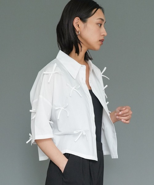 mili an deni(ミリアンデニ)の「リボンショート半袖シャツ(シャツ/ブラウス・レディース・ブラック/オフホワイト/ブルー・M)」の4枚目の写真