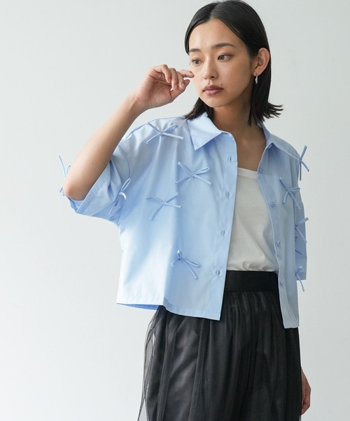 mili an deni(ミリアンデニ)の「リボンショート半袖シャツ(シャツ/ブラウス・レディース・ブラック/オフホワイト/ブルー・M)」の10枚目の写真