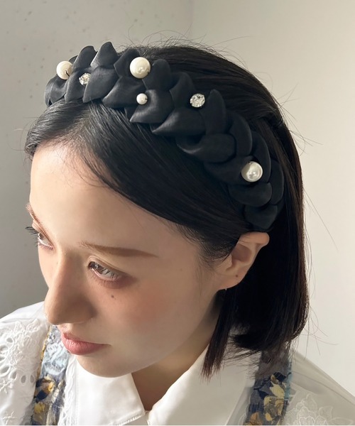 Casselini(キャセリーニ)の「Casselini(キャセリーニ)デコレーションカチューシャ(カチューシャ・レディース・ゴールド/ブラック・FREE)」の2枚目の写真