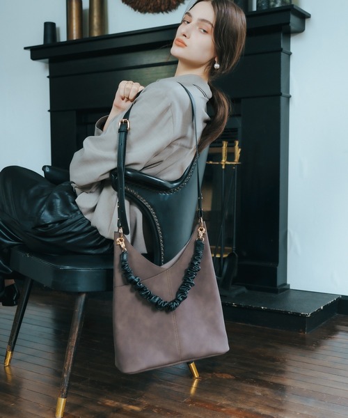 YECCA VECCA（イェッカヴェッカ）の「2wayワンハンドルショルダーバッグ（ショルダーバッグ・レディース・ブラック/グレイッシュベージュ/ブラウン・FREE）」の2枚目の写真