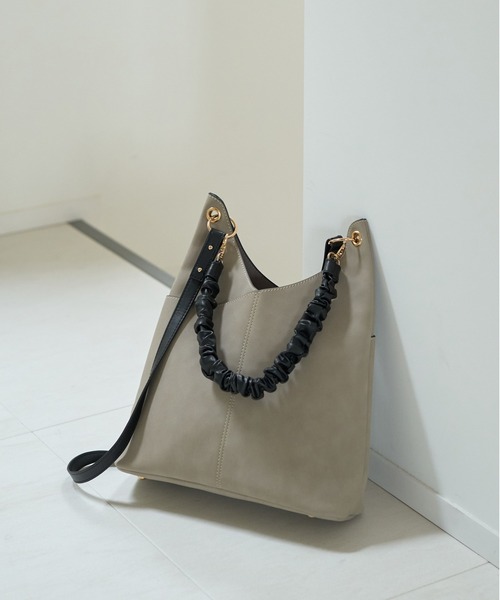 YECCA VECCA（イェッカヴェッカ）の「2wayワンハンドルショルダーバッグ（ショルダーバッグ・レディース・ブラック/グレイッシュベージュ/ブラウン・FREE）」の3枚目の写真