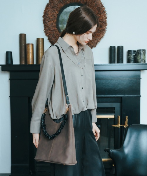 YECCA VECCA（イェッカヴェッカ）の「2wayワンハンドルショルダーバッグ（ショルダーバッグ・レディース・ブラック/グレイッシュベージュ/ブラウン・FREE）」の4枚目の写真