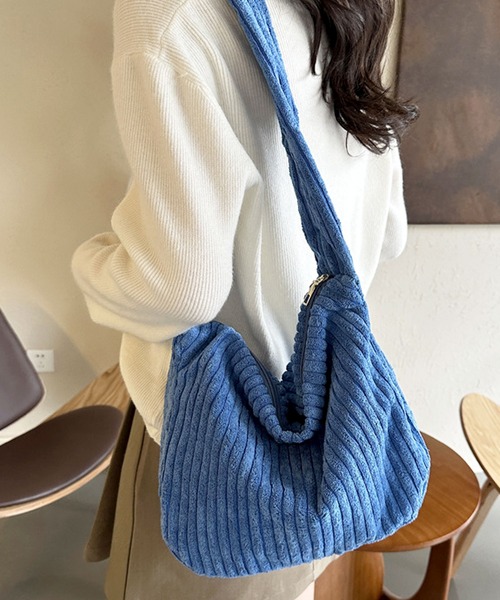 florist(フローリスト)の「【2WAY・軽量】韓国ファッションコーデュロイシンプルショルダーバッグ(ショルダーバッグ・レディース・ブラック/ブルー/グレー/グリーン/ピンク/ブラウン/ホワイト・FREE)」の6枚目の写真