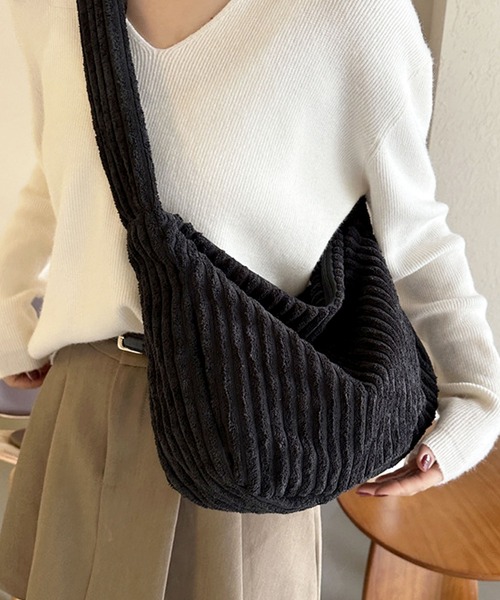 florist(フローリスト)の「【2WAY・軽量】韓国ファッションコーデュロイシンプルショルダーバッグ(ショルダーバッグ・レディース・ブラック/ブルー/グレー/グリーン/ピンク/ブラウン/ホワイト・FREE)」の9枚目の写真