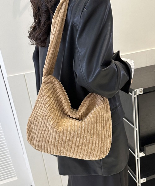 florist(フローリスト)の「【2WAY・軽量】韓国ファッションコーデュロイシンプルショルダーバッグ(ショルダーバッグ・レディース・ブラック/ブルー/グレー/グリーン/ピンク/ブラウン/ホワイト・FREE)」の15枚目の写真