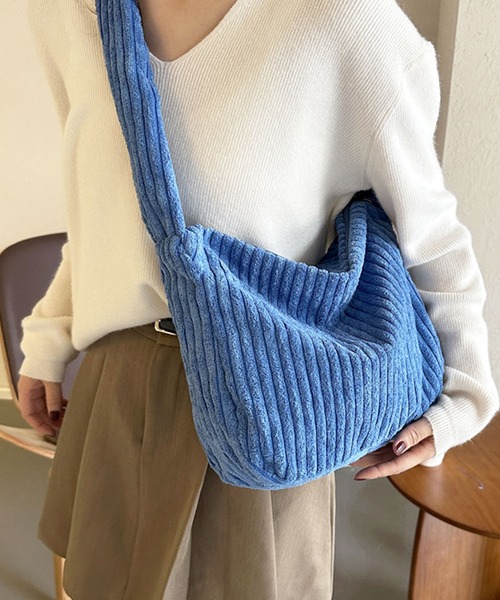 florist(フローリスト)の「【2WAY・軽量】韓国ファッションコーデュロイシンプルショルダーバッグ(ショルダーバッグ・レディース・ブラック/ブルー/グレー/グリーン/ピンク/ブラウン/ホワイト・FREE)」の14枚目の写真