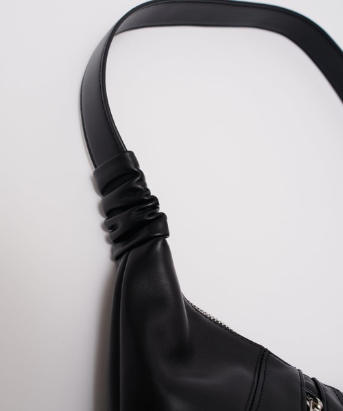 Lui's（ルイス）の「【Neucon/ニューコン】 ステッチデザインシンセティックレザーZIPショルダーバッグ（ショルダーバッグ・メンズ・ブラック/ブラウン・FREE）」の10枚目の写真