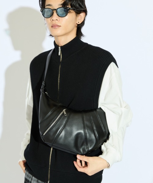 Lui's（ルイス）の「【Neucon/ニューコン】 ステッチデザインシンセティックレザーZIPショルダーバッグ（ショルダーバッグ・メンズ・ブラック/ブラウン・FREE）」の3枚目の写真