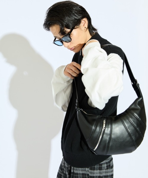 Lui's（ルイス）の「【Neucon/ニューコン】 ステッチデザインシンセティックレザーZIPショルダーバッグ（ショルダーバッグ・メンズ・ブラック/ブラウン・FREE）」の4枚目の写真