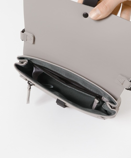 SENSE OF PLACE by URBAN RESEARCH（センスオブプレイスバイアーバンリサーチ）の「GASTON LUGA　Splash Crossbody Bag（ボディバッグ/ウエストポーチ・メンズ・グレー系その他・ONE）」の5枚目の写真