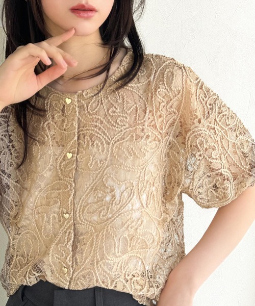 mily bilet(ミウィビレット)の「【mily bilet】大人の華やかトップス。ハートボタン使い前後2way花柄レースコード刺繍カーディガン(半袖)(カーディガン/ボレロ・レディース・ベージュ/アイボリー/ブラック・X-LARGE/SMALL/MEDIUM/LARGE)」の3枚目の写真