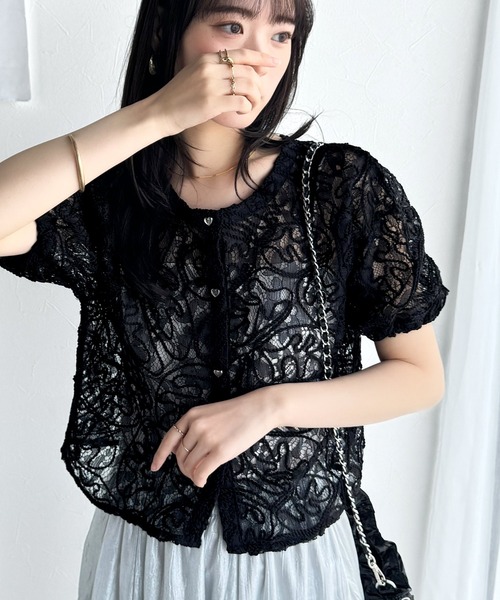 mily bilet(ミウィビレット)の「【mily bilet】大人の華やかトップス。ハートボタン使い前後2way花柄レースコード刺繍カーディガン(半袖)(カーディガン/ボレロ・レディース・ベージュ/アイボリー/ブラック・X-LARGE/SMALL/MEDIUM/LARGE)」の16枚目の写真