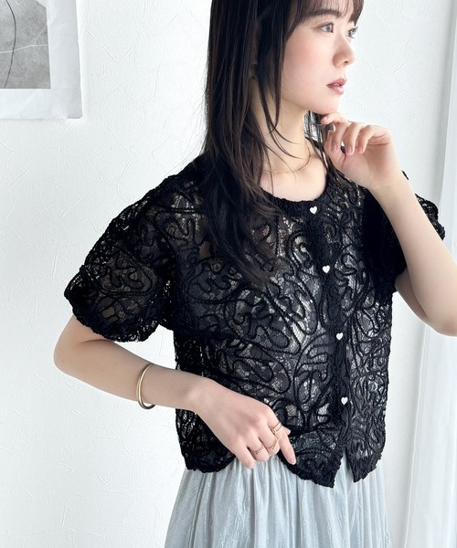 mily bilet(ミウィビレット)の「【mily bilet】大人の華やかトップス。ハートボタン使い前後2way花柄レースコード刺繍カーディガン(半袖)(カーディガン/ボレロ・レディース・ベージュ/アイボリー/ブラック・X-LARGE/SMALL/MEDIUM/LARGE)」の14枚目の写真