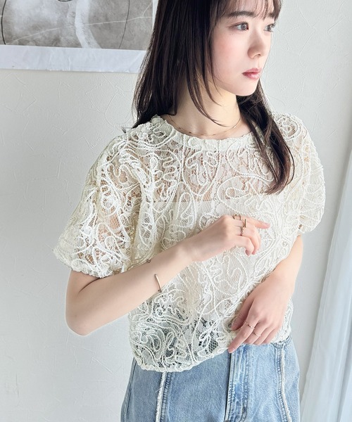 mily bilet(ミウィビレット)の「【mily bilet】大人の華やかトップス。ハートボタン使い前後2way花柄レースコード刺繍カーディガン(半袖)(カーディガン/ボレロ・レディース・ベージュ/アイボリー/ブラック・X-LARGE/SMALL/MEDIUM/LARGE)」の5枚目の写真