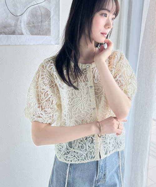 mily bilet(ミウィビレット)の「【mily bilet】大人の華やかトップス。ハートボタン使い前後2way花柄レースコード刺繍カーディガン(半袖)(カーディガン/ボレロ・レディース・ベージュ/アイボリー/ブラック・X-LARGE/SMALL/MEDIUM/LARGE)」の8枚目の写真