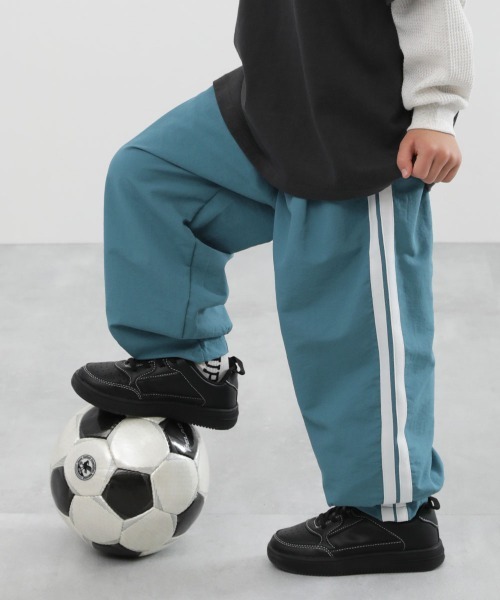 devirock（デビロック）の「水はじく ナイロン ライントラックパンツ（その他パンツ・キッズ・ブルー系/ブラック/ベージュ系/ピンク系・120cm/110cm/160cm/150cm/140cm/130cm/100cm）」の3枚目の写真