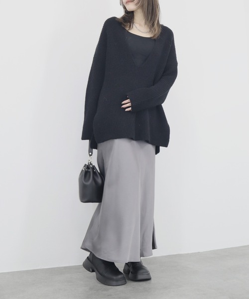 Reurie'（レウリィ）の「【ZOZO限定】オーバーキーネックニット／長袖 Vネック プルオーバー シンプル きれいめ 大人カジュアル レイヤード 重ね着 アイボリーホワイト ブラック モノトーン（ニット/セーター・レディース・ブラック/ホワイト・FREE）」の11枚目の写真