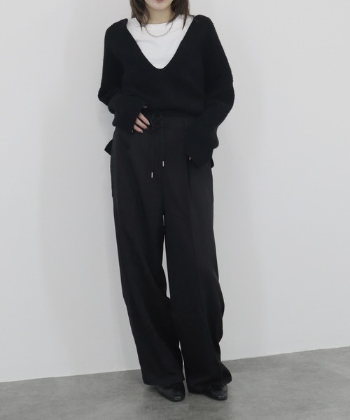Reurie'（レウリィ）の「【ZOZO限定】オーバーキーネックニット／長袖 Vネック プルオーバー シンプル きれいめ 大人カジュアル レイヤード 重ね着 アイボリーホワイト ブラック モノトーン（ニット/セーター・レディース・ブラック/ホワイト・FREE）」の4枚目の写真