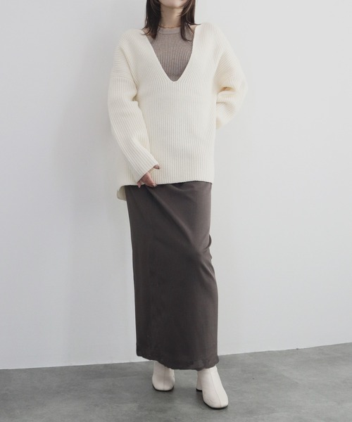 Reurie'（レウリィ）の「【ZOZO限定】オーバーキーネックニット／長袖 Vネック プルオーバー シンプル きれいめ 大人カジュアル レイヤード 重ね着 アイボリーホワイト ブラック モノトーン（ニット/セーター・レディース・ブラック/ホワイト・FREE）」の8枚目の写真