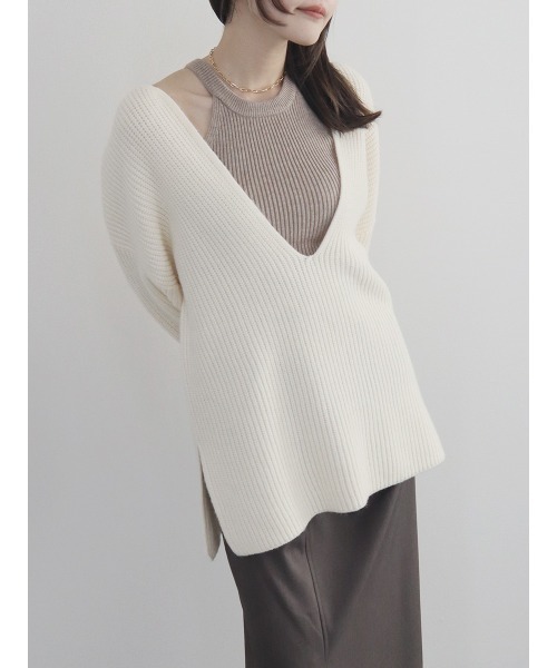 Reurie'（レウリィ）の「【ZOZO限定】オーバーキーネックニット／長袖 Vネック プルオーバー シンプル きれいめ 大人カジュアル レイヤード 重ね着 アイボリーホワイト ブラック モノトーン（ニット/セーター・レディース・ブラック/ホワイト・FREE）」の5枚目の写真