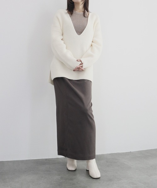 Reurie'（レウリィ）の「【ZOZO限定】オーバーキーネックニット／長袖 Vネック プルオーバー シンプル きれいめ 大人カジュアル レイヤード 重ね着 アイボリーホワイト ブラック モノトーン（ニット/セーター・レディース・ブラック/ホワイト・FREE）」の6枚目の写真