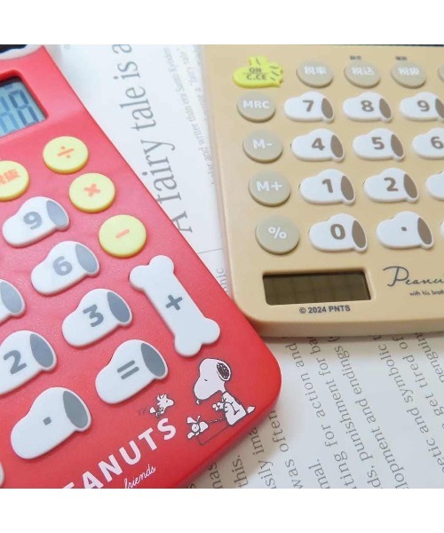 PEANUTS（ピーナッツ）の「【 PEANUTS 】 スヌーピー マスコット電卓　25S4（その他雑貨・レディース・ライトブラウン/レッド・FREE）」の5枚目の写真