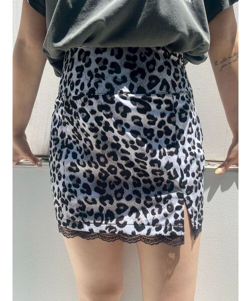 EVRIS（エヴリス）の「レオパードスリットミニスカート（スカート・レディース・ベージュ/グレー・MEDIUM/SMALL）」の2枚目の写真