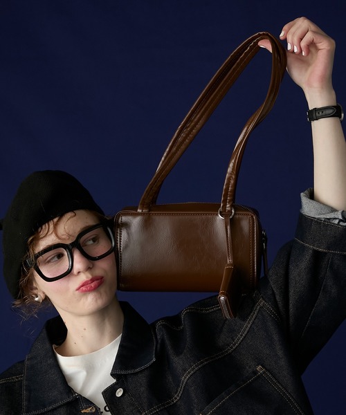 BONLECILL Marche(ボンルシールマルシェ)の「【BONLECILL Marche】ミニポーチ付き ロングハンドルスクエアボストンバッグ(ボストンバッグ・レディース・ブラック/ブラウン/レッド・FREE)」の3枚目の写真