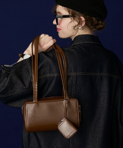 BONLECILL Marche(ボンルシールマルシェ)の「【BONLECILL Marche】ミニポーチ付き ロングハンドルスクエアボストンバッグ(ボストンバッグ・レディース・ブラック/ブラウン/レッド・FREE)」の12枚目の写真