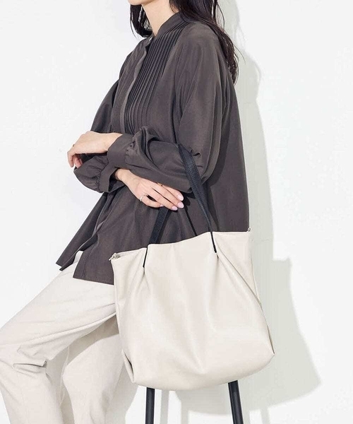 a.v.v（アーヴェヴェ）の「フェイクレザートート（トートバッグ・レディース・アイボリー/チャコールグレー・38）」の4枚目の写真