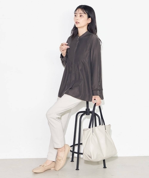 a.v.v（アーヴェヴェ）の「フェイクレザートート（トートバッグ・レディース・アイボリー/チャコールグレー・38）」の6枚目の写真