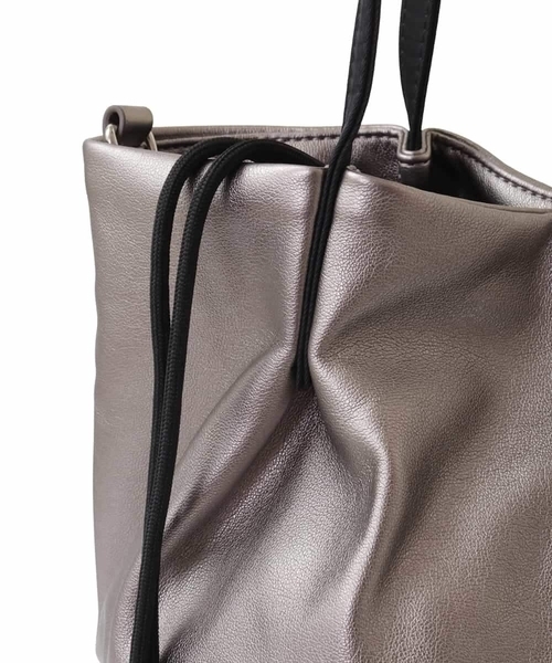 a.v.v（アーヴェヴェ）の「フェイクレザートート（トートバッグ・レディース・アイボリー/チャコールグレー・38）」の12枚目の写真