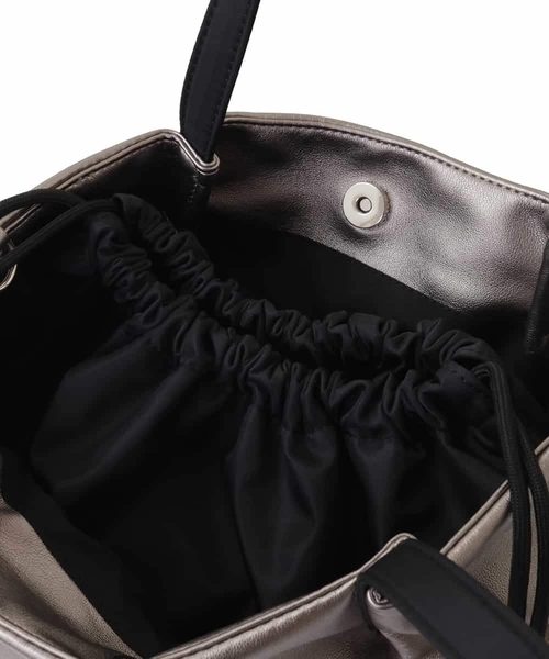 a.v.v（アーヴェヴェ）の「フェイクレザートート（トートバッグ・レディース・アイボリー/チャコールグレー・38）」の13枚目の写真