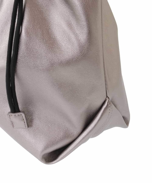 a.v.v（アーヴェヴェ）の「フェイクレザートート（トートバッグ・レディース・アイボリー/チャコールグレー・38）」の14枚目の写真