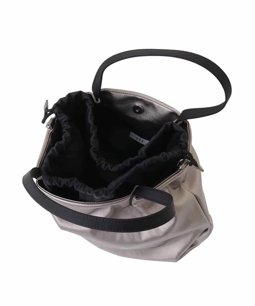 a.v.v（アーヴェヴェ）の「フェイクレザートート（トートバッグ・レディース・アイボリー/チャコールグレー・38）」の16枚目の写真