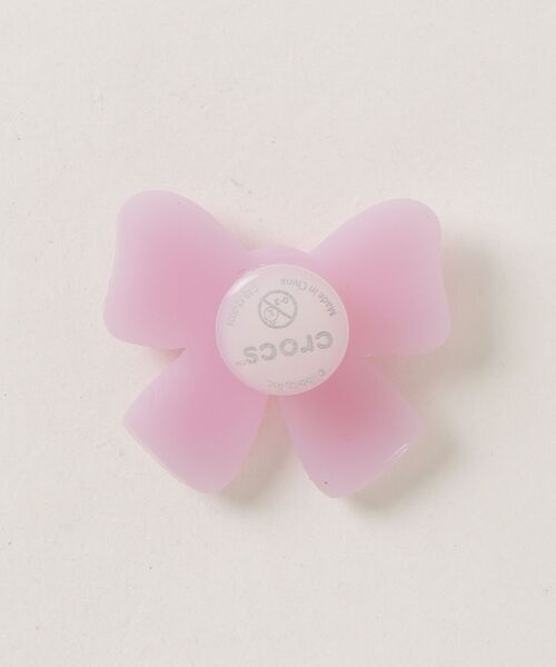 crocs(クロックス)の「crocs Pink Squishy Bow / クロックス ピンク スクイッシュリー バウ(シューズアクセサリー・レディース・マルチ・FREE)」の2枚目の写真