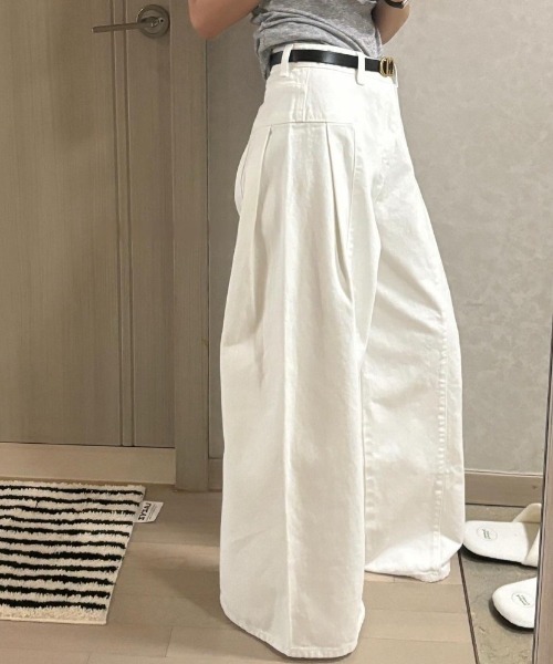 MONO8（モノハチ）の「サイドフレア　ワイドデニムパンツ（デニムパンツ・レディース・オフホワイト/ブルーグレー・M/S）」の4枚目の写真