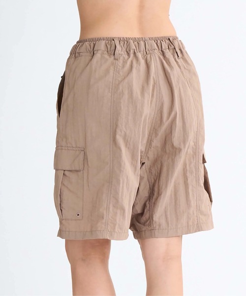 ROXY(ロキシー)の「WILD WANDER /ロキシーワイドシルエットカーゴハーフパンツ(その他パンツ・レディース・ブラック/グリーン/ブラウン・SMALL/LARGE/MEDIUM)」の9枚目の写真