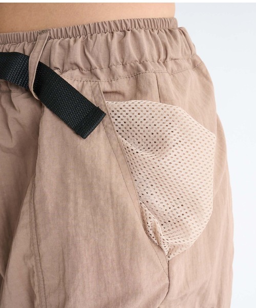 ROXY(ロキシー)の「WILD WANDER /ロキシーワイドシルエットカーゴハーフパンツ(その他パンツ・レディース・ブラック/グリーン/ブラウン・SMALL/LARGE/MEDIUM)」の12枚目の写真