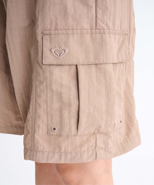 ROXY(ロキシー)の「WILD WANDER /ロキシーワイドシルエットカーゴハーフパンツ(その他パンツ・レディース・ブラック/グリーン/ブラウン・SMALL/LARGE/MEDIUM)」の13枚目の写真