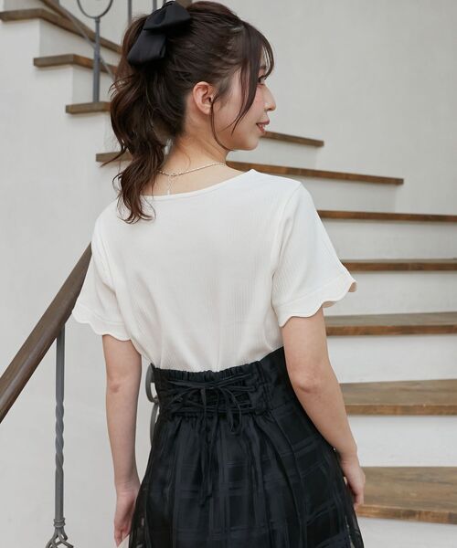 MAJESTIC LEGON（マジェスティックレゴン）の「【WEB限定アイテム】スカラップデザイントップス（Tシャツ/カットソー・レディース・ライトグリーン/ネイビー/アイボリー/ブラック/チャコールグレー/ボルドー/ブラウン/ラベンダー・MEDIUM）」の20枚目の写真