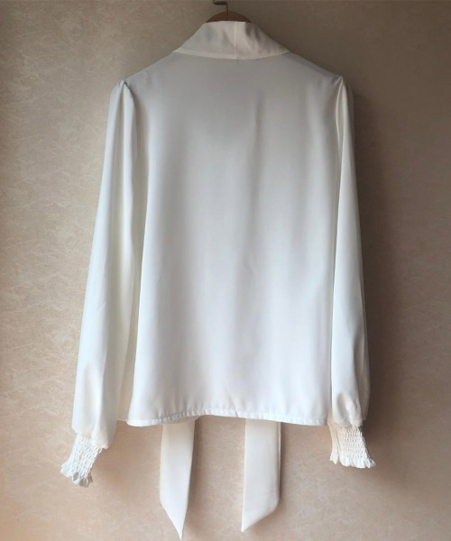 maison de LATIR(メゾンドラティール)の「大人上品ボウタイリボンブラウス(シャツ/ブラウス・レディース・ベージュ/ホワイト/ブラック/ブルー・ONE SIZE)」の20枚目の写真